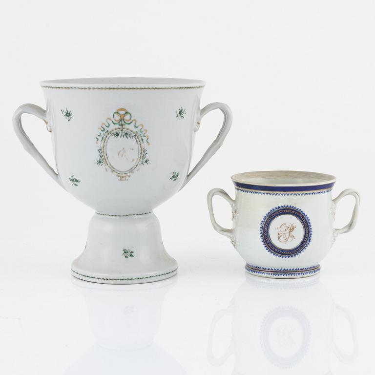 Skål på fot samt skål, Kina, Qingdynasti, omkring år 1800.