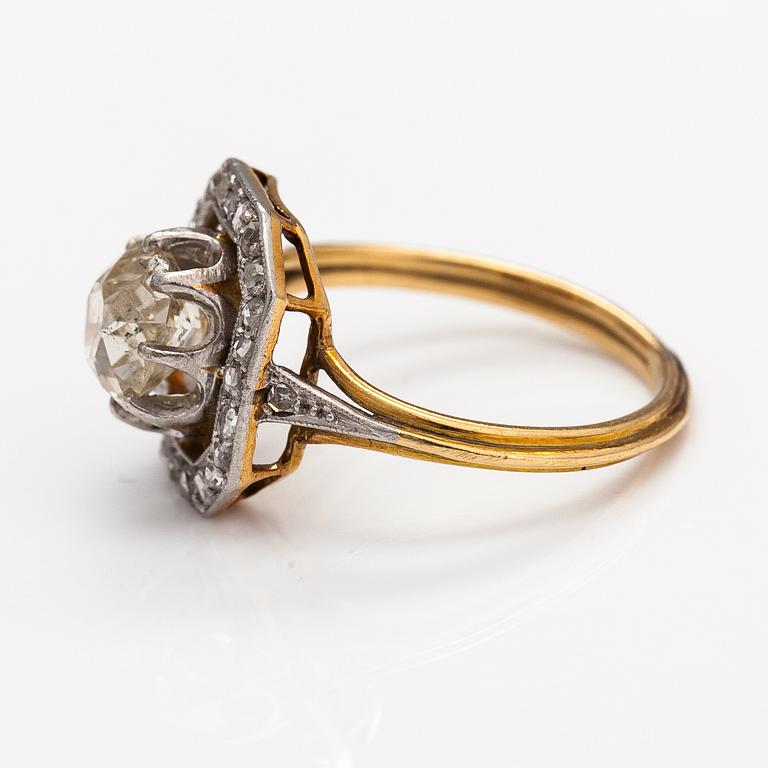 A 15K gold and platinum ring with an old-cut diamonds ca. 0.70 ct and rose-cut diamonds.