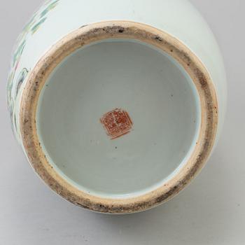 An early 20th century late Qing dynasty porcelaine floor vase.