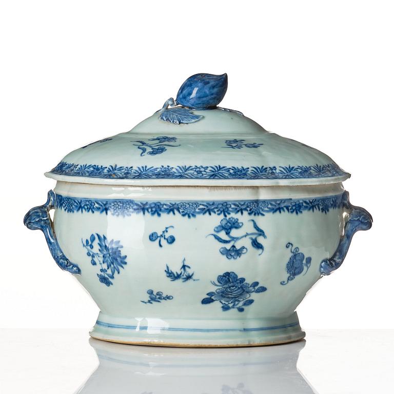 A blue and white tureen with cover and stand, Qing dynasty, Qianlong (1736-95).