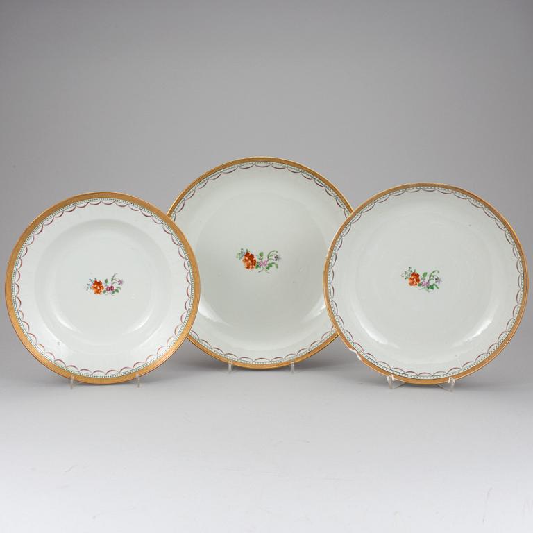 An export porcelain famille rose dinner service, Qing dynasty, Qianlong (1736-1795). (24 pieces).