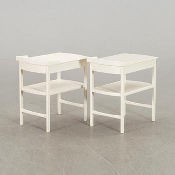 A PAIR OF CARL MALMSTEN BEDSIDE TABLES.