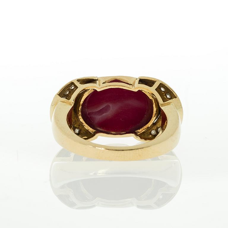 RING, cabochonslipad kalsedon, briljantslipade diamanter, 18K guld.