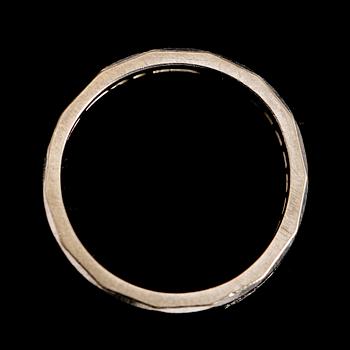 RING, 18 k vitguld, 5 briljantslipade diamanter 0.12 ct enl gravyr samt 4 smaragder.