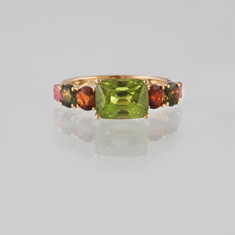 RING, 18K guld med fasettslipad peridot ca 3,02 ct samt turmaliner ca 1.25 ct. Vikt 3,7 gram.