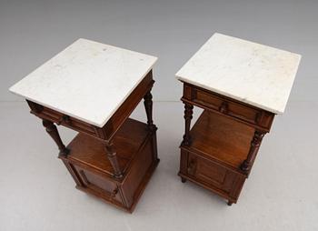 SÄNGBORD, 2 st snarlika, 1800-talets andra hälft.