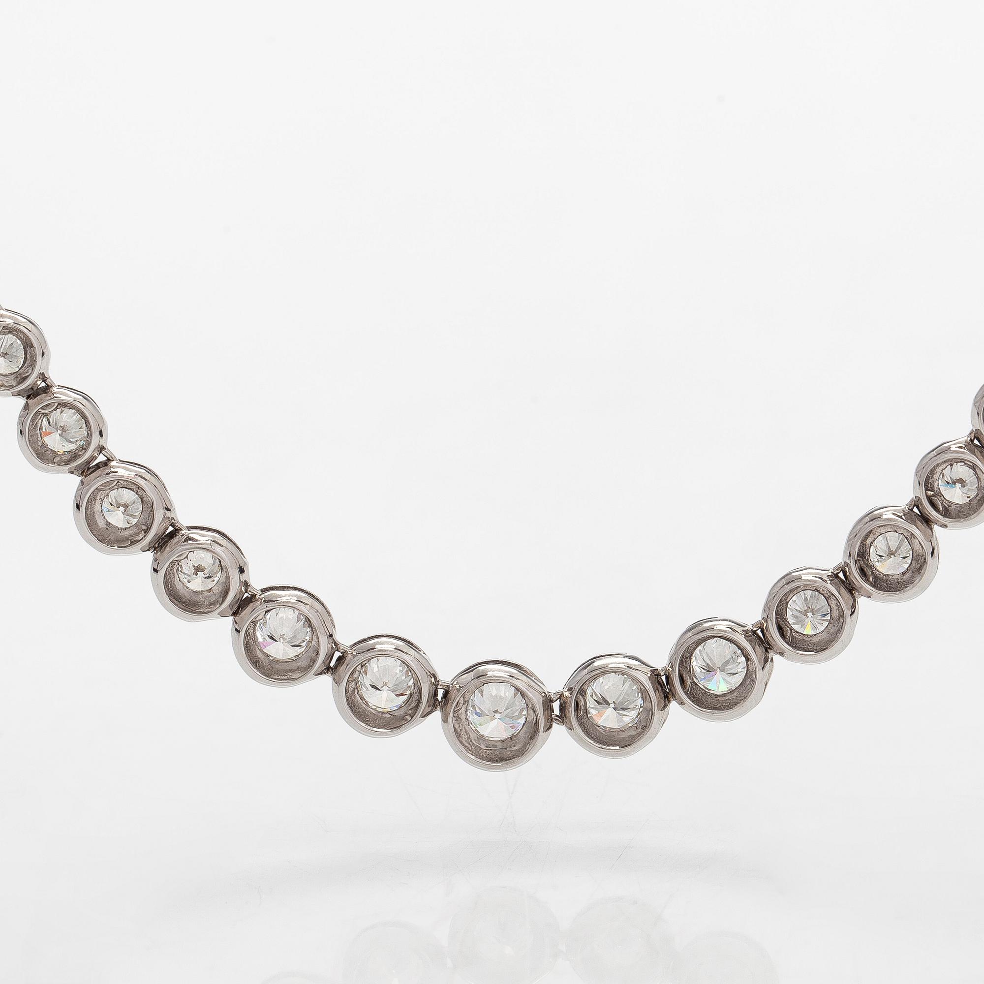 Collier, rivieré i 18K vitguld med runda briljantslipade diamanter.