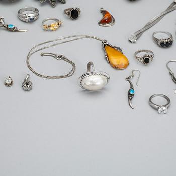 PARTI SMYCKEN, 35 stycken, silver, 1900-talets andra hälft. Total vikt ca 210 gram.