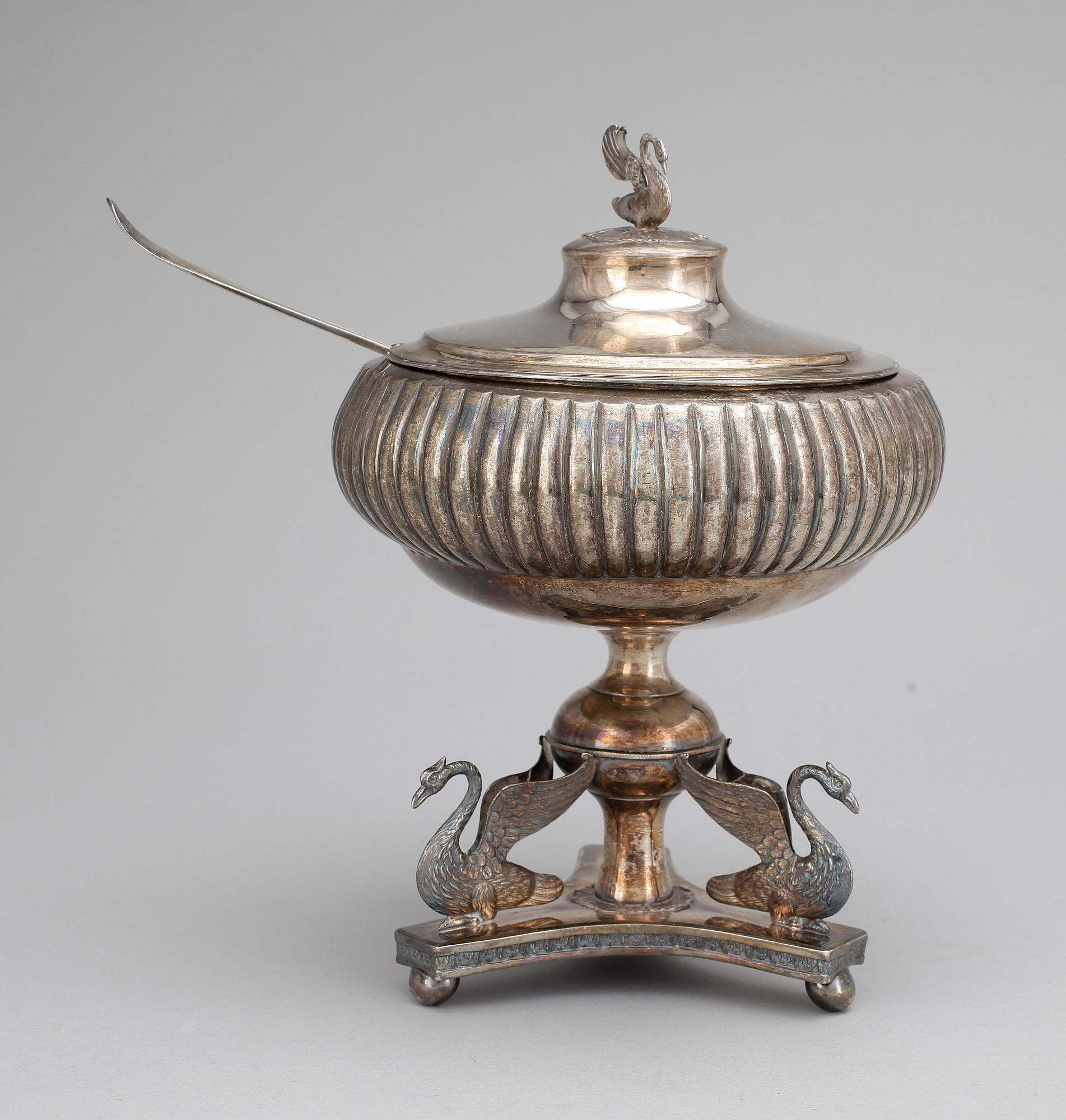 SOCKERSKÅL PÅ FOT, silver, Abraham Hamnqvist, Åmål,(1815-1842). Totalvikt 701 g.