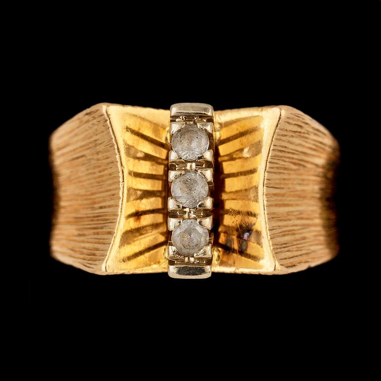 RING, 18k guld med 3 fasettslipade stenar. Stigbert, Stockholm, 1974. Vikt 7 g.