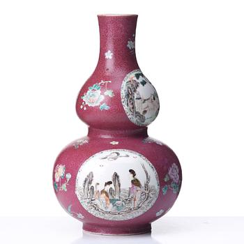 A Chinese vase, 20th Century, presumably republic.