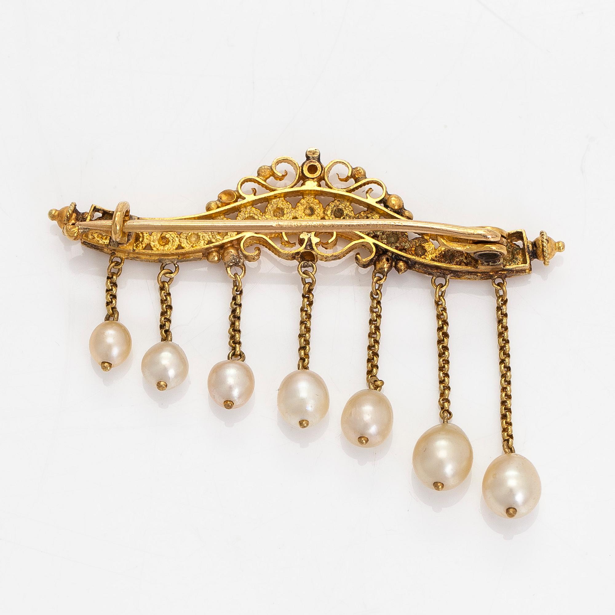 Rintaneula, 18K kultaa ja helmiä, mahdollisesti Venäjä.