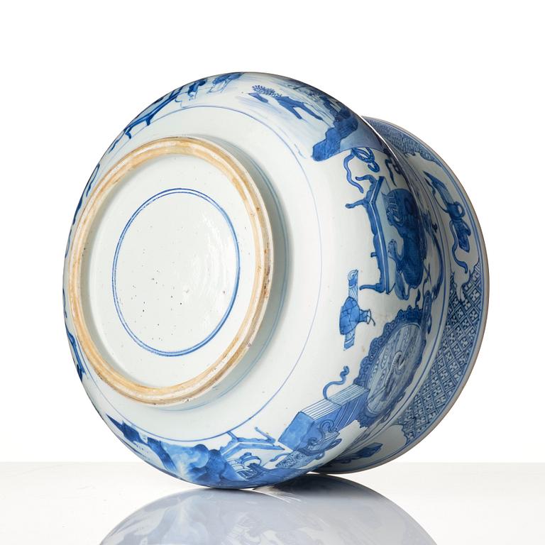 A large blue and white '100 antiques' incense burner, Qing dynasty, Kangxi (1662-1722).