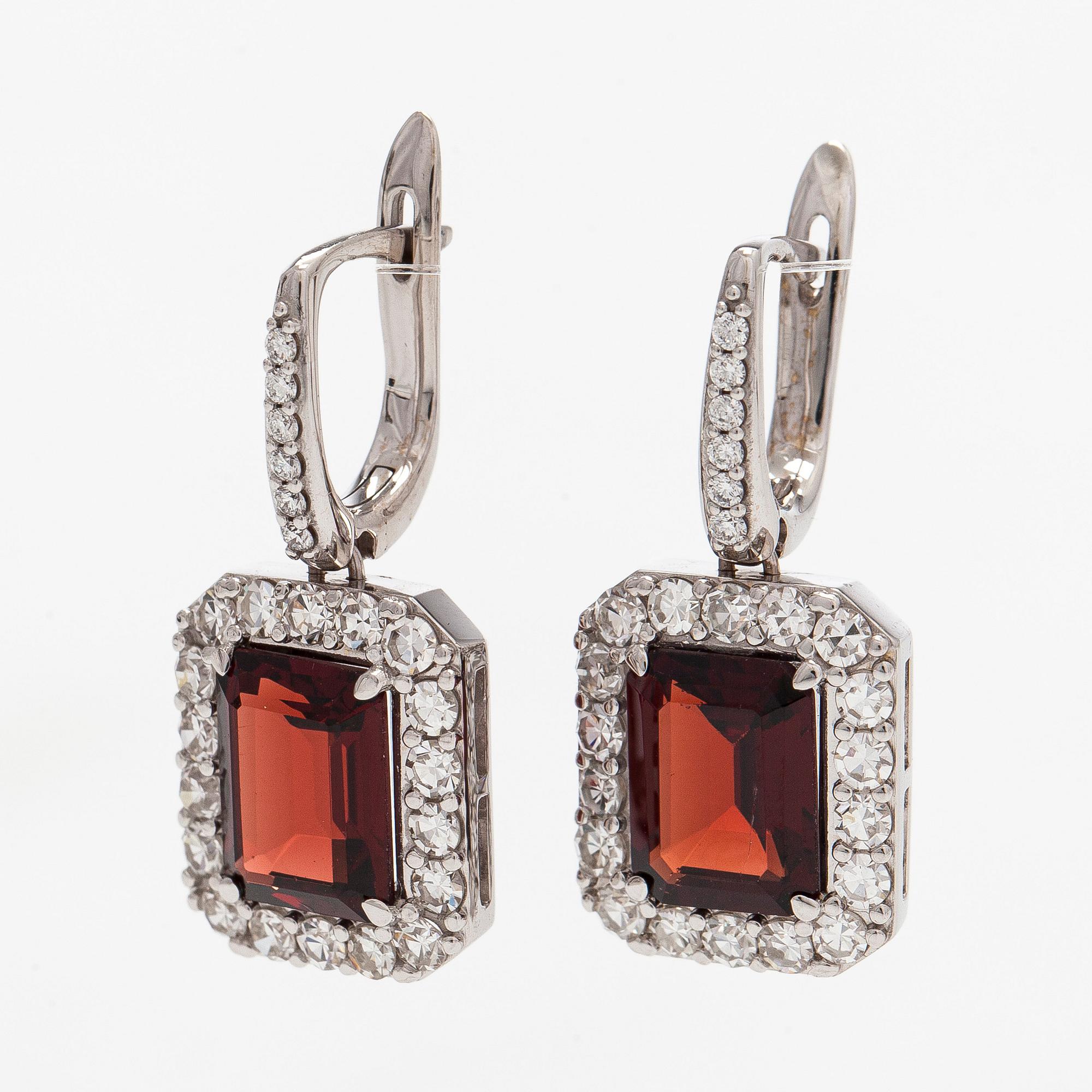 Korvakorut, 18K valkokultaa, smaragdihiottuja granaatteja ja briljanttihiottuja timantteja.