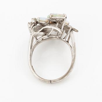 Ring, 14K vitguld med opaler och åttkantslipade diamanter.