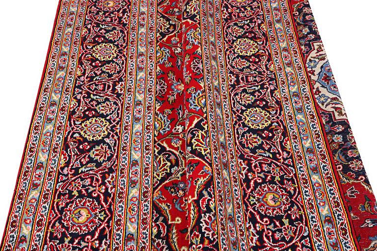 A Kashan carpet, c. 302 x 200 cm.