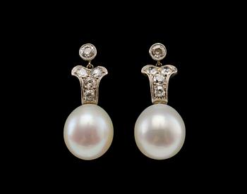 A PAIR OF EARRINGS, south sea pearls 13 mm, brilliant cut diamonds c. 1.30 ct. 18K white gold.