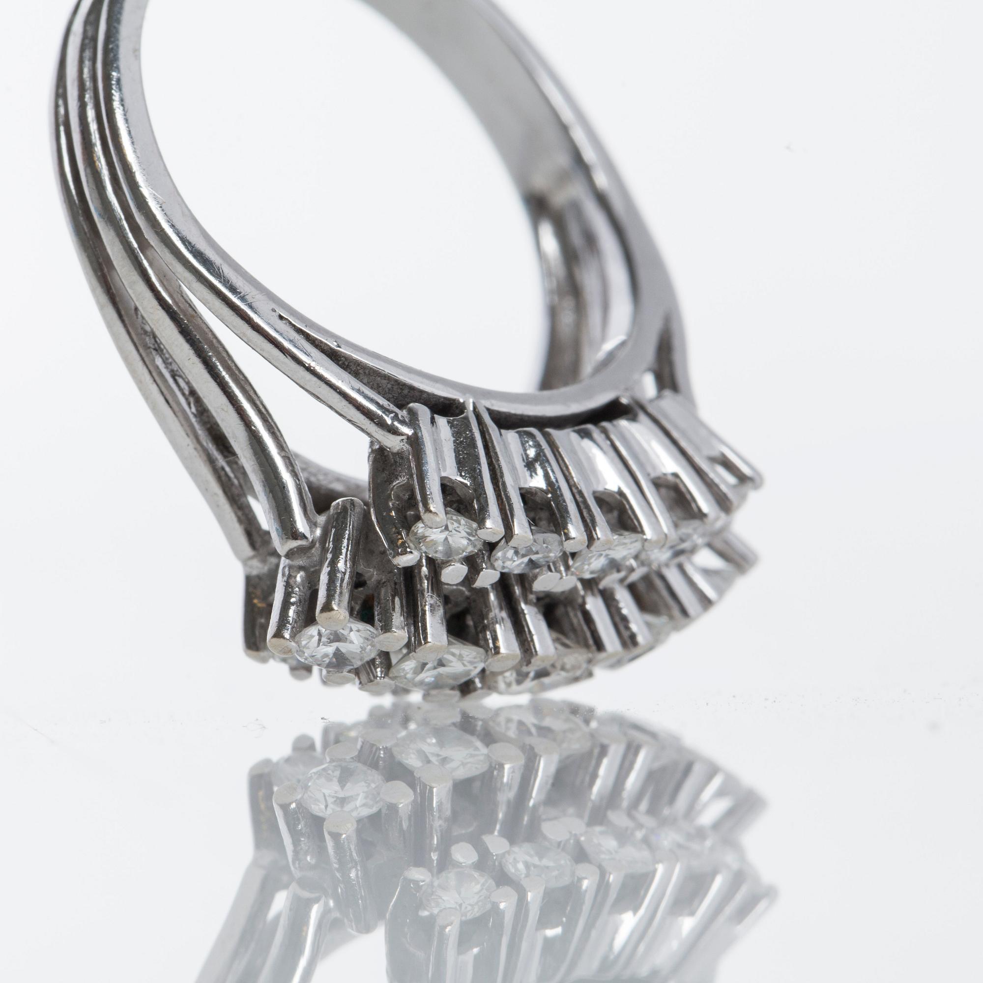 RING, 14K vitguld med briljantslipade diamanter ca 0.85 ct.