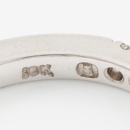 Alliance ring in 18K white gold set with brilliant-cut diamonds.