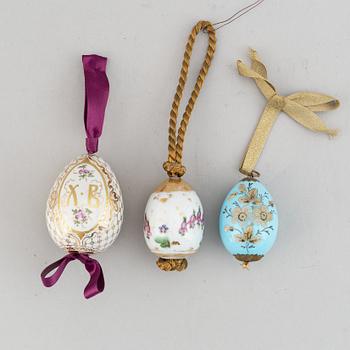 Ägg, 3 st, porslin, Ryssland, 1800-talets andra hälft.