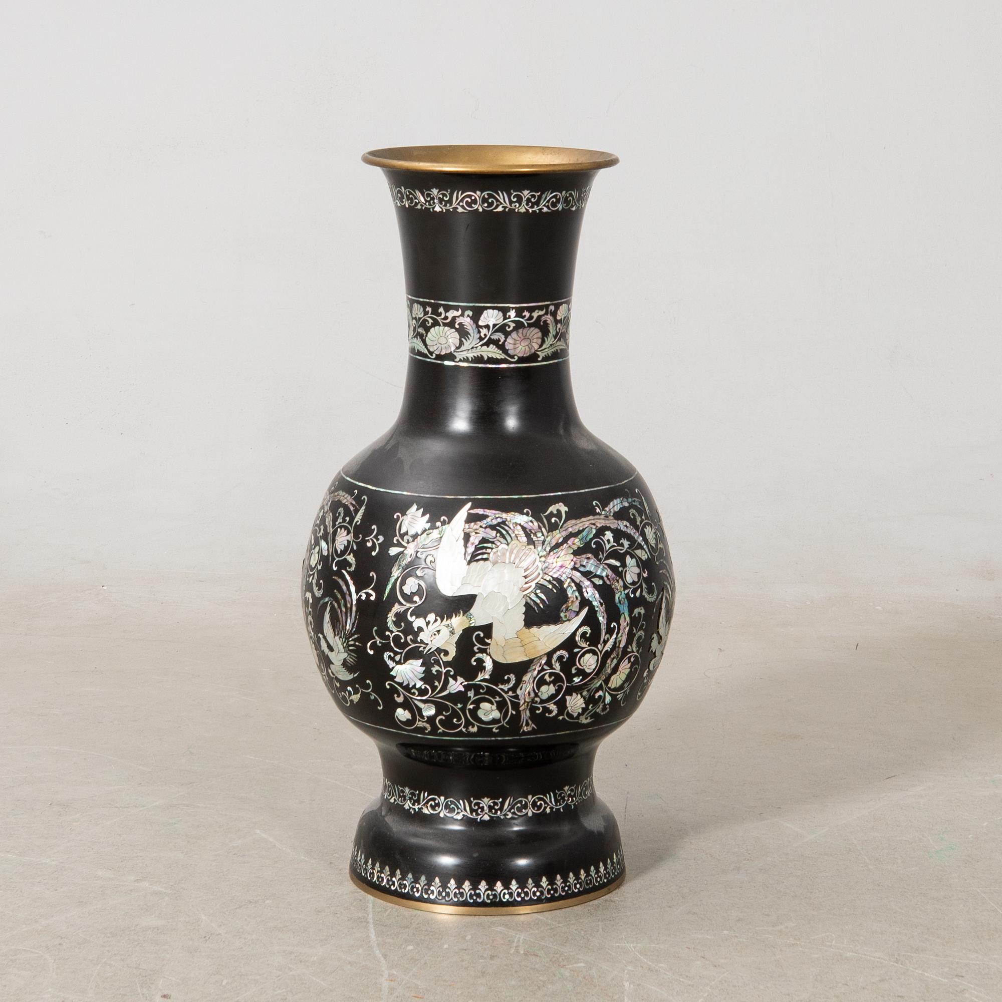 Floor vase East Asia 20th century.