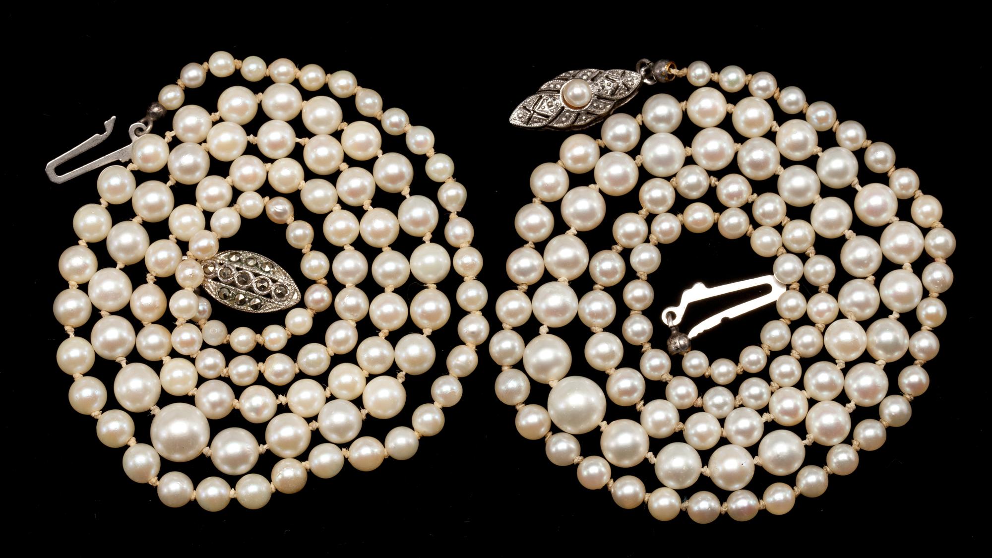 COLLIER, 2 st. Odlade pärlor, med lås i silver. 1900-tal.