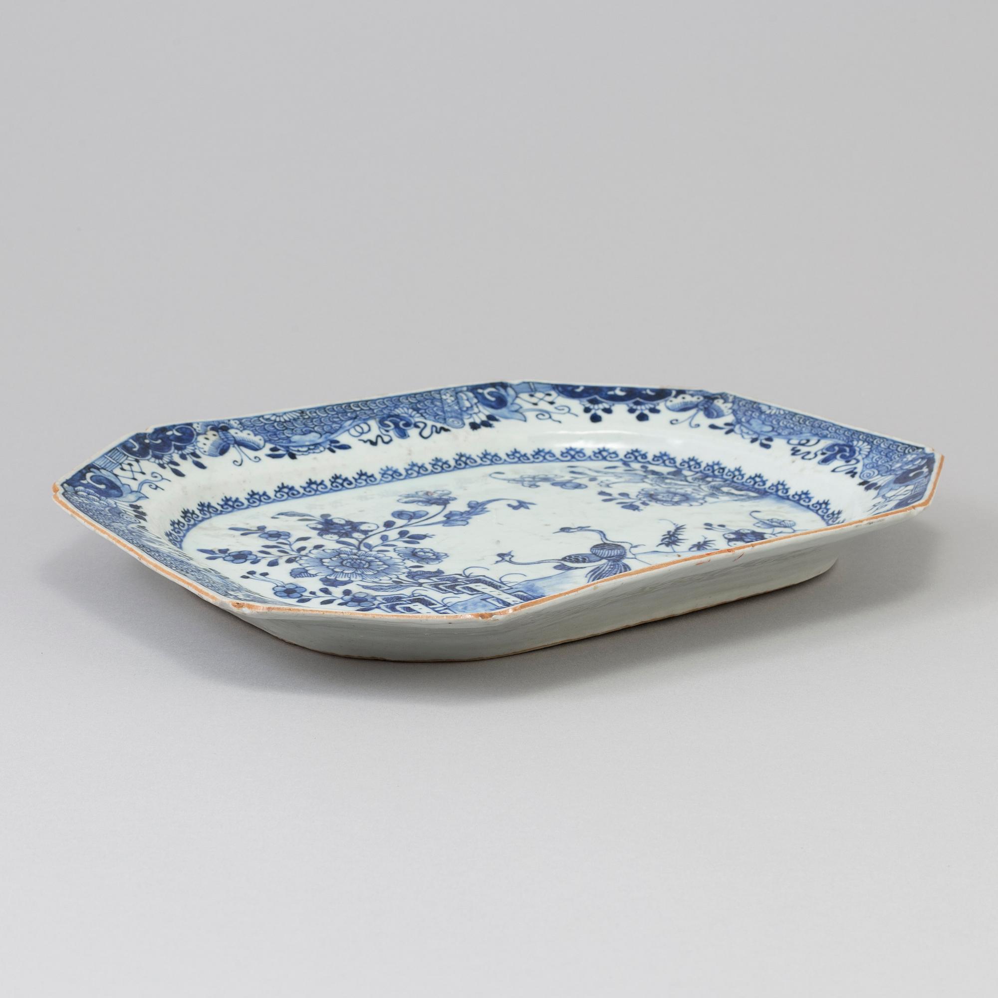 A Chinese blue and white porcelain charger, Qing dynasty, Qianlong (1736-95).