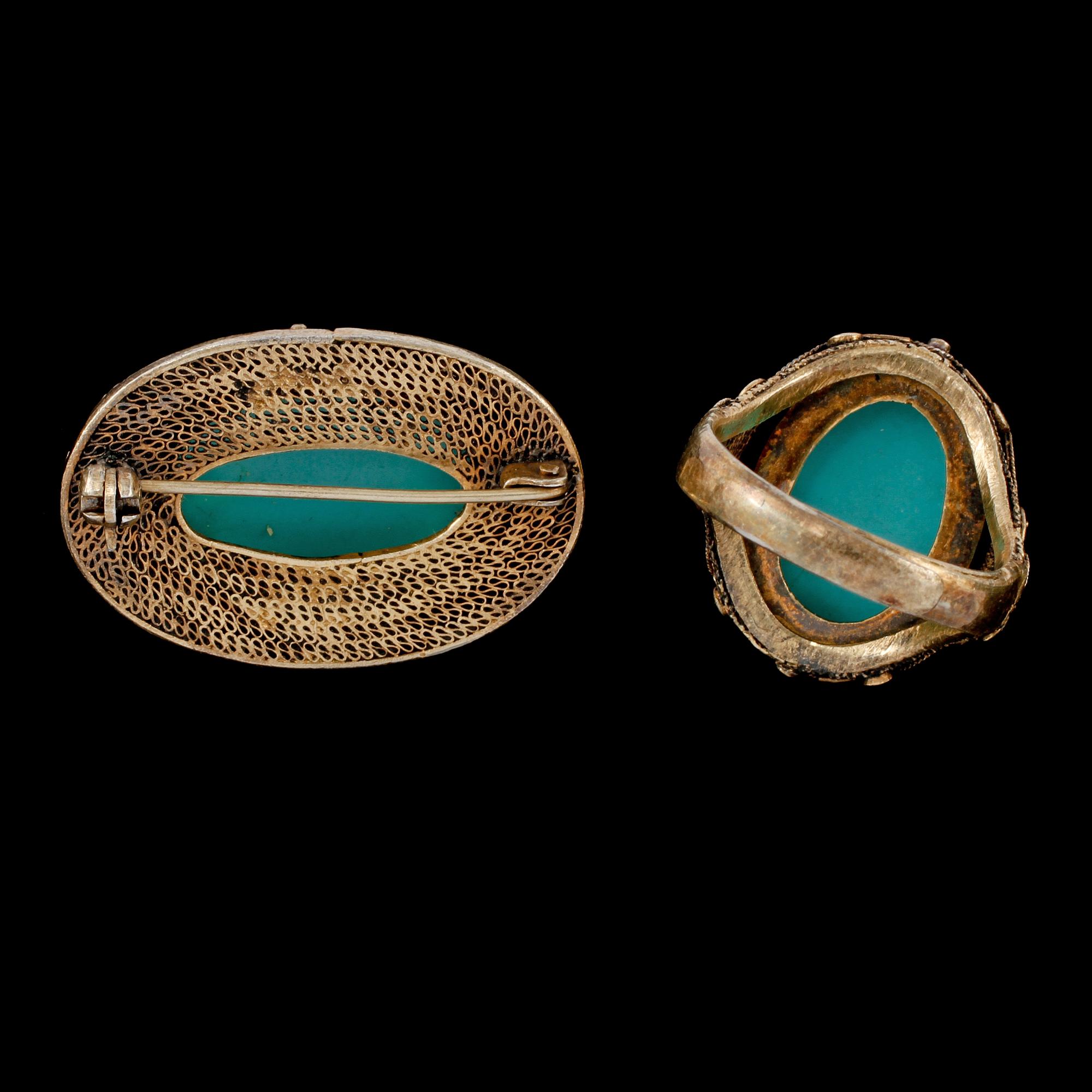BROSCH samt RING, förgyllt silver med cabochonslipade turkoser och emalj, sekelskifte 1800/1900-tal. Vikt 20 g.