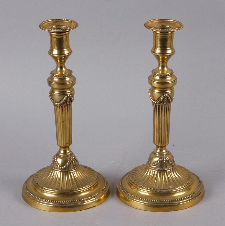 LJUSSTAKAR, ett par, mässing, Louis XVI, sent 1700-tal.