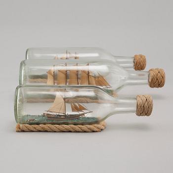 FLASKSKEPP, i glasflaska, 3 st, 1900-talets senare del.