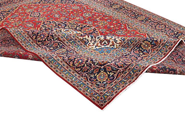 A carpet, Kashan, ca 373 x 282 cm.