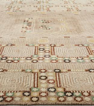 Barbro Nilsson, MATTO, "Krabban, grå", knotted pile, ca 496 x 277,5 cm (of which 45 cm are added on each side), signed AB MMF BN.