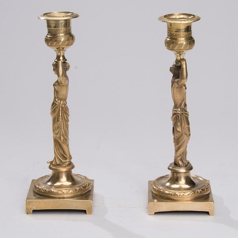 LJUSSTAKAR ett par, brännförgylld mässing, 1800-talets första hälft.