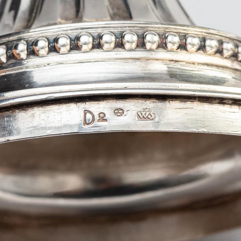 A Swedish 18th century Gustavian silver suger bowl with lid, marks of Wilhelm Smedberg, Karlstad 1786.