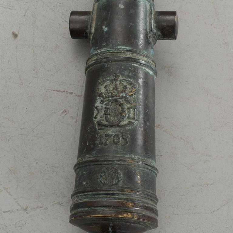 KANONRÖR(attrapp), brons, kopia av fältkanon med Karl XII monogram 1705.