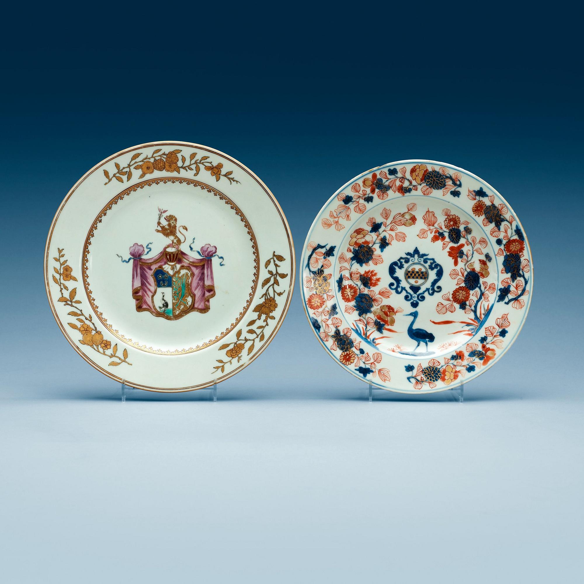 TALLRIKAR, två stycken, vapenporslin. Qing dynastin, 1700-tal.