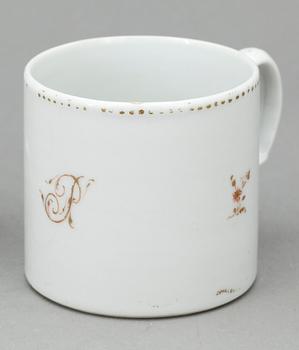 KOPPAR, 4 st, porslin, omkring år 1800.