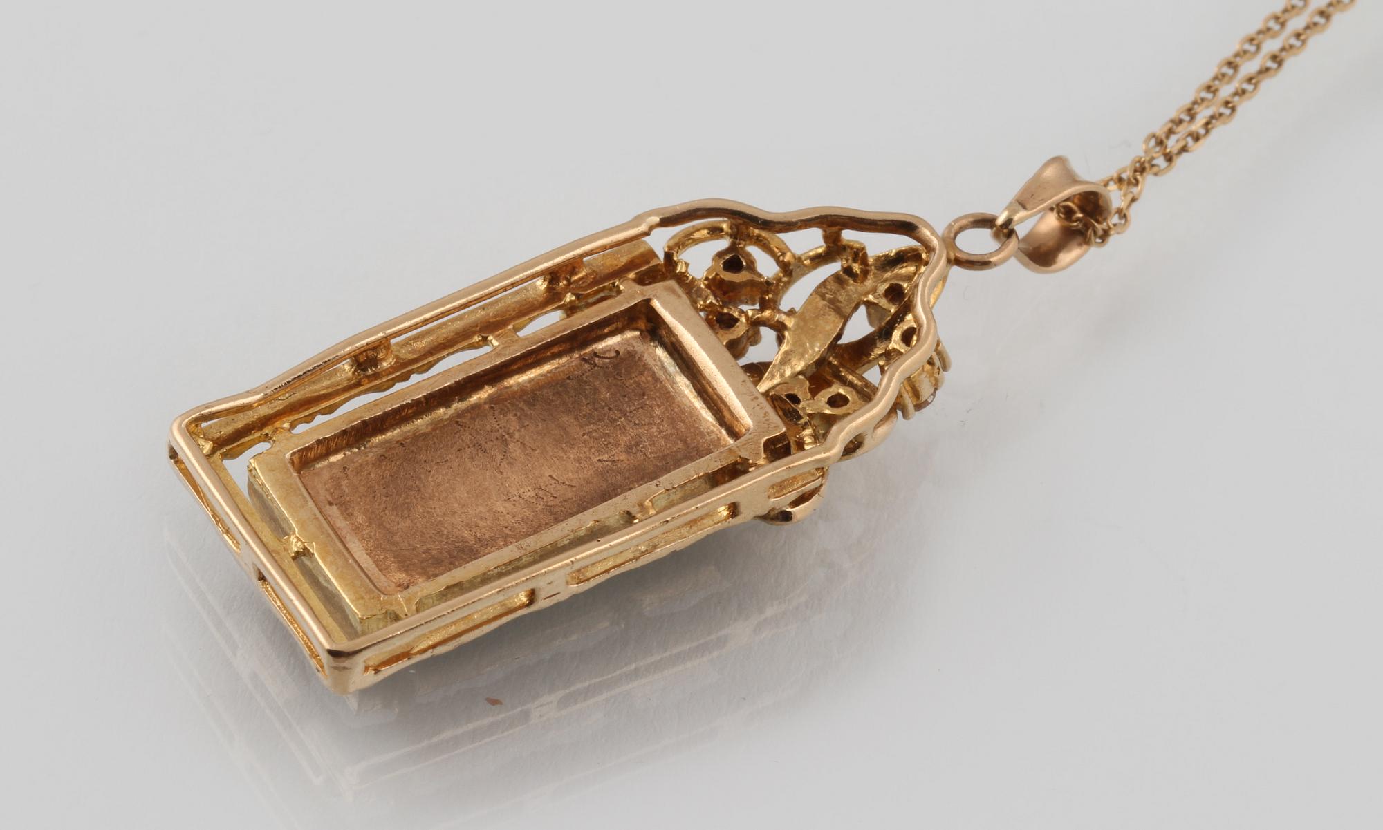 HÄNGE MED KEDJA, 14 samt 18K guld med 7 briljantslipade diamanter ca 0.21 ct samt grön sten. Vikt 8,8 gram.