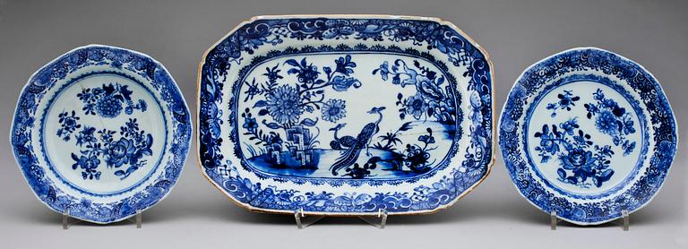 FAT, ASSIETTE samt BÄRTALLRIK, porslin. Qing dynastin. Qianlong 1736-95.