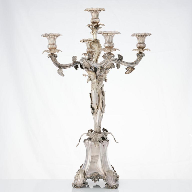 Gustaf Möllenborg-Féron, kandelabrar för fem ljus, ett par, silver, Stockholm 1858. Nyrokoko.