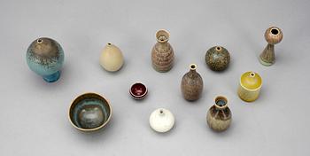 VASER samt SKÅLAR, 11 delar, Stig Lindberg, Gustavsberg. Omkring 1900-talets mitt.