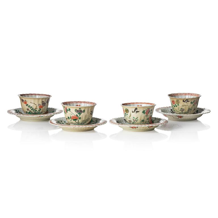 Koppar med fat, fyra stycken, porslin. Qingdynastin, Kangxi (1662-1722).