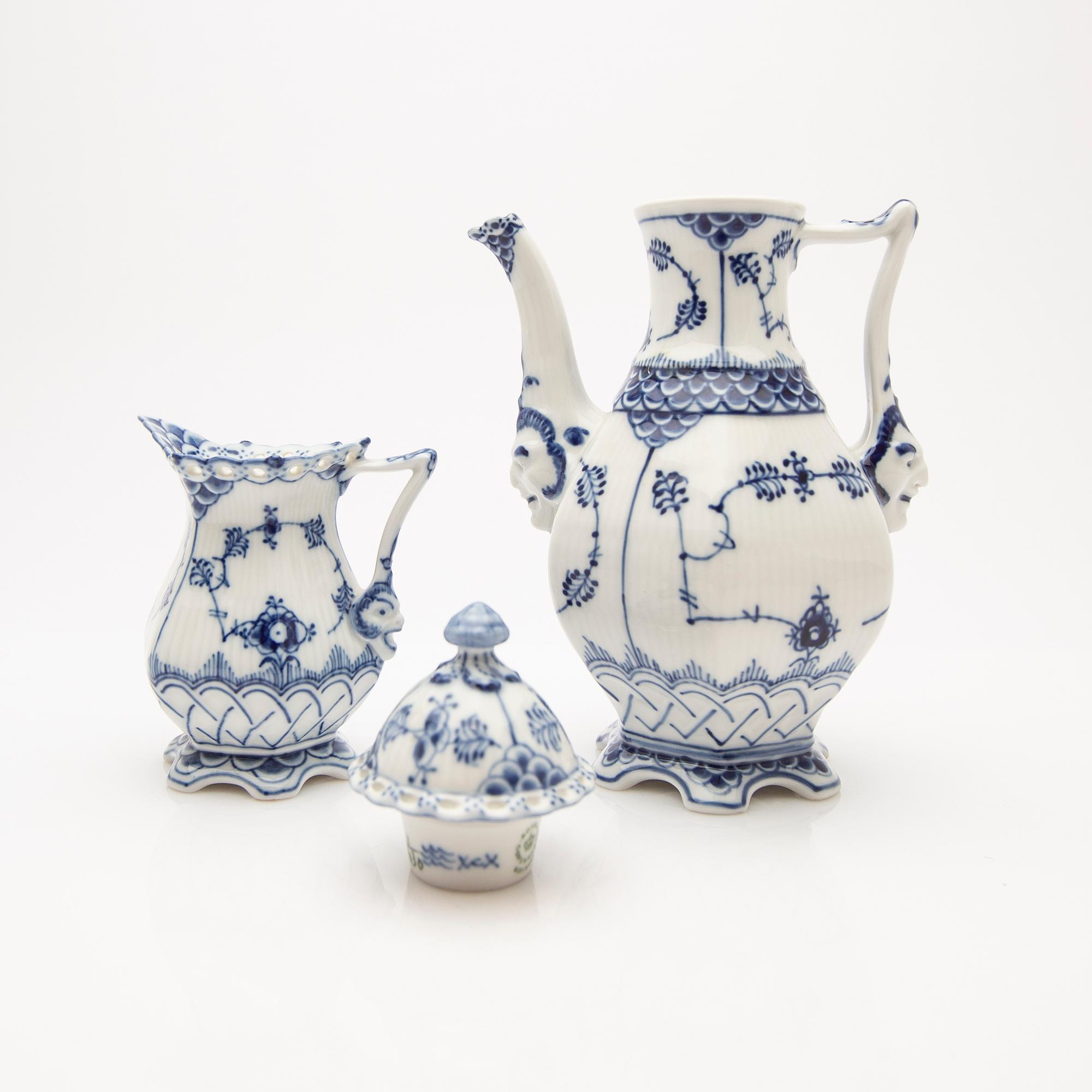 Coffee pot and cream jug, porcelain, "Musselmalet helblond", model 1030 and 1032, Royal Copenhagen, Denmark.