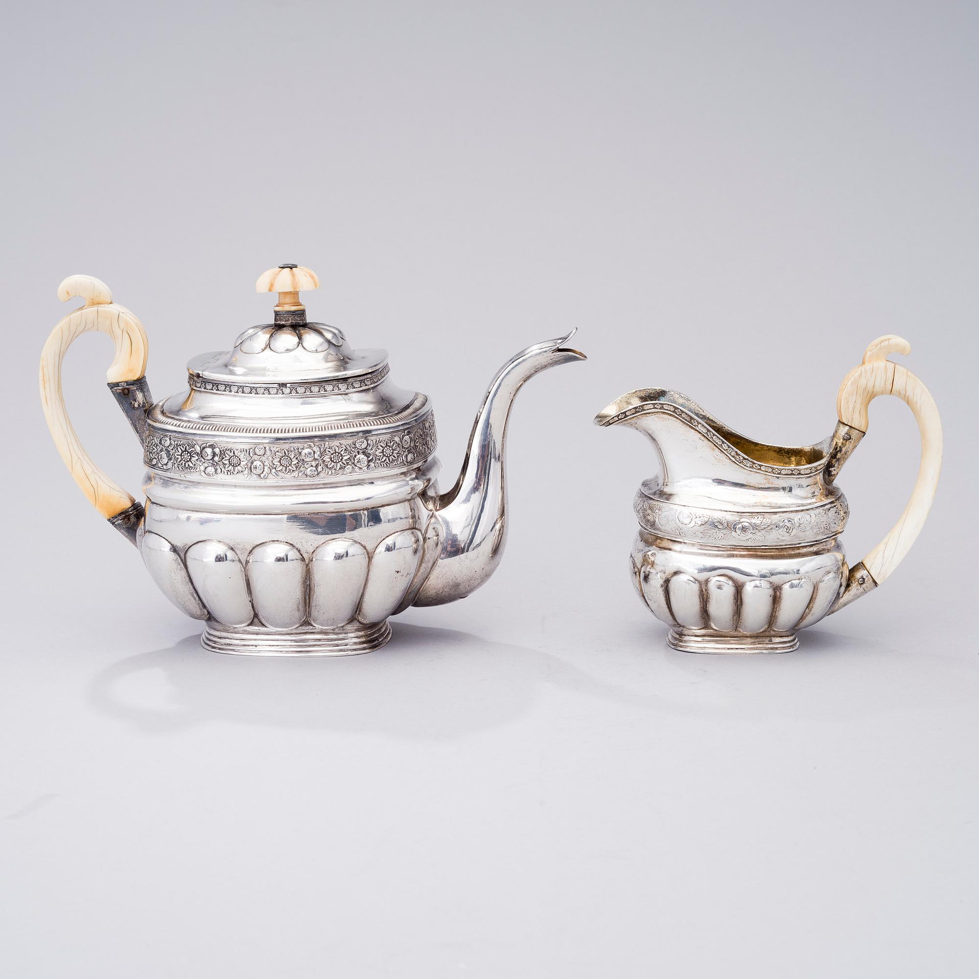 KAFFEKANNA OCH GRÄDDKANNA, silver, Moskva 1828 och St:Petersburg 1836, totalvikt 750 g.