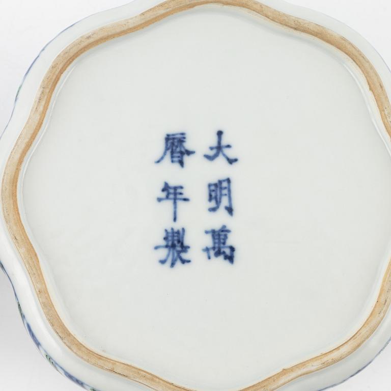 Ask med lock, porslin. Kina, Möjligen republik.