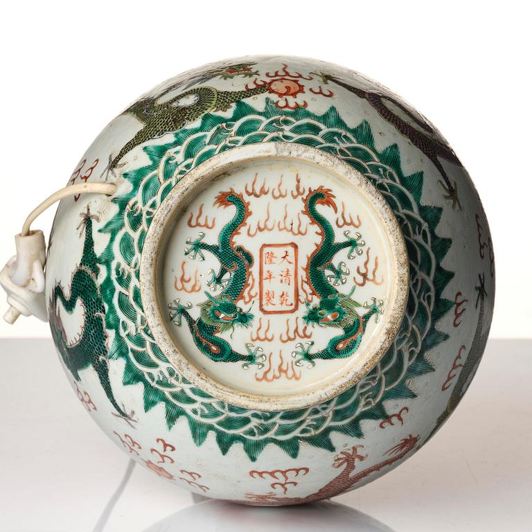 Vas, porslin. Qingdynastin med Guangxus märke och period (1874-1908).