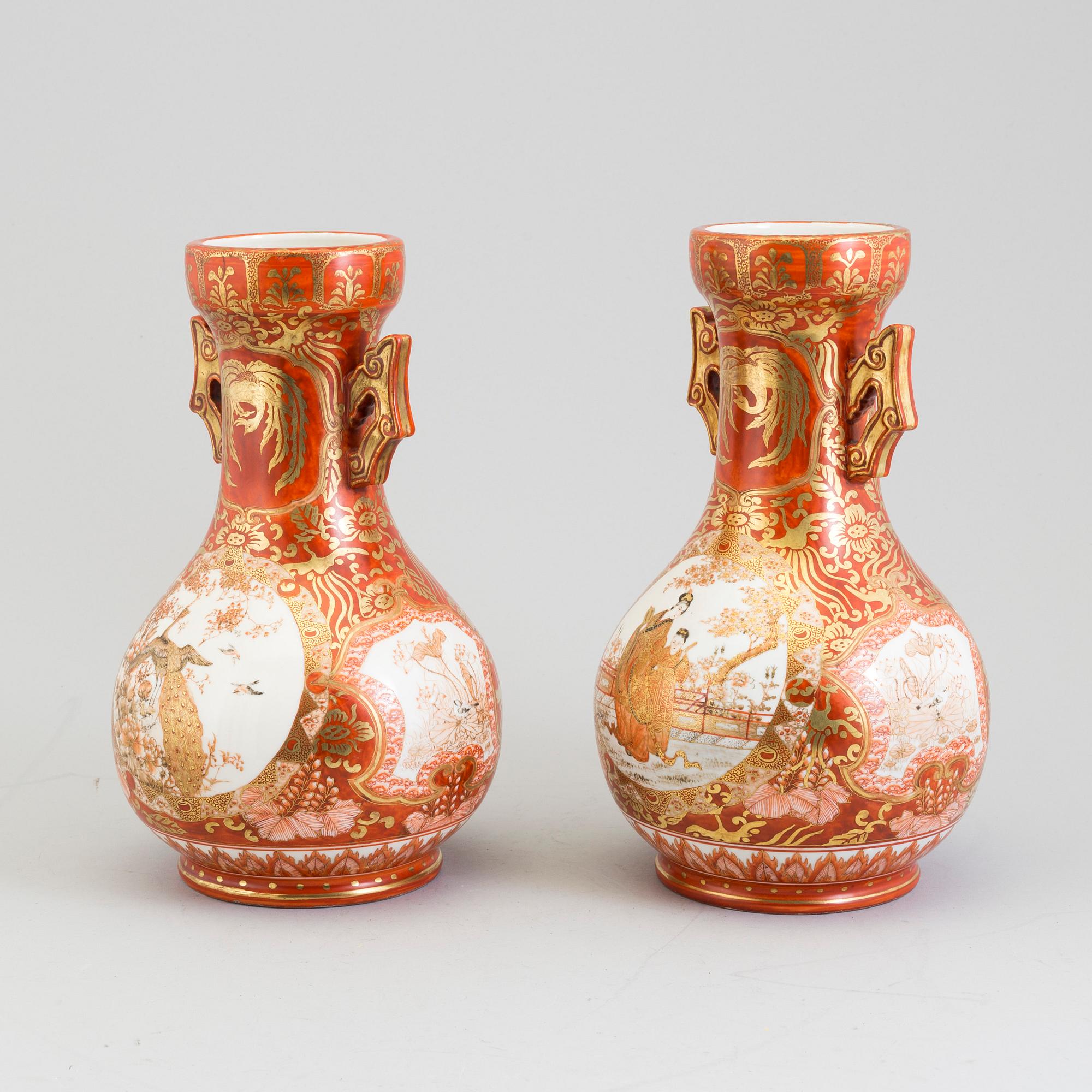 A pair of Kutani vases, Meiji (1868-1912).