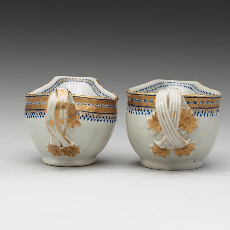 A pair of export sauce boats, Qing dynasty, Jiaqing (1796-1820).
