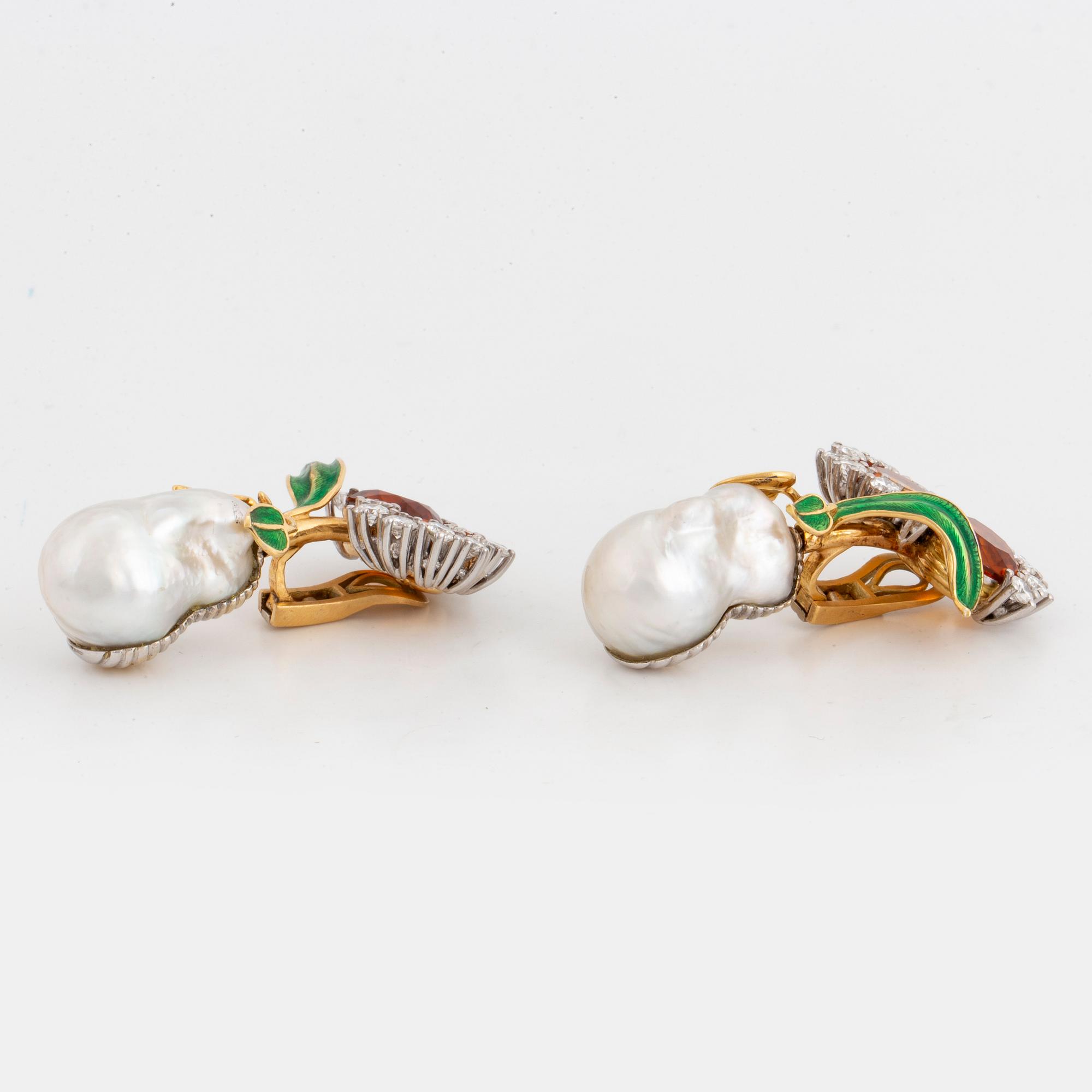 GAUDY,  Örhängen ett par med odlade 'South Sea' pärlor,  citriner och briljanter. 18K guld och emalj.