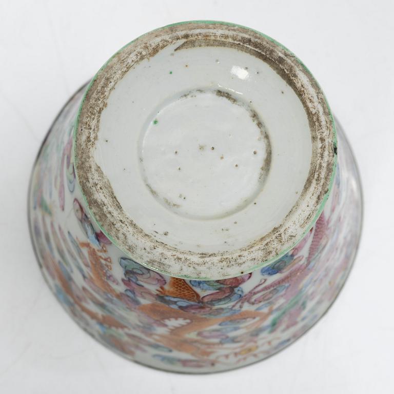 A Chinese famille rose 'dragon' jar with cover, for the Thai market, Qing dynasty, 19th century.